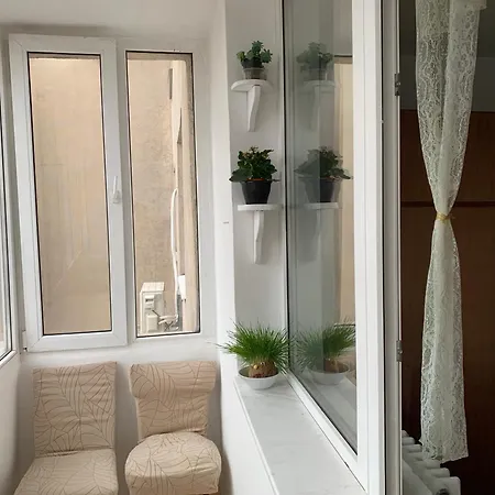 Апартаменти Charming Flat With Winter Garden Blending Classical Elegance And Modern Comfort